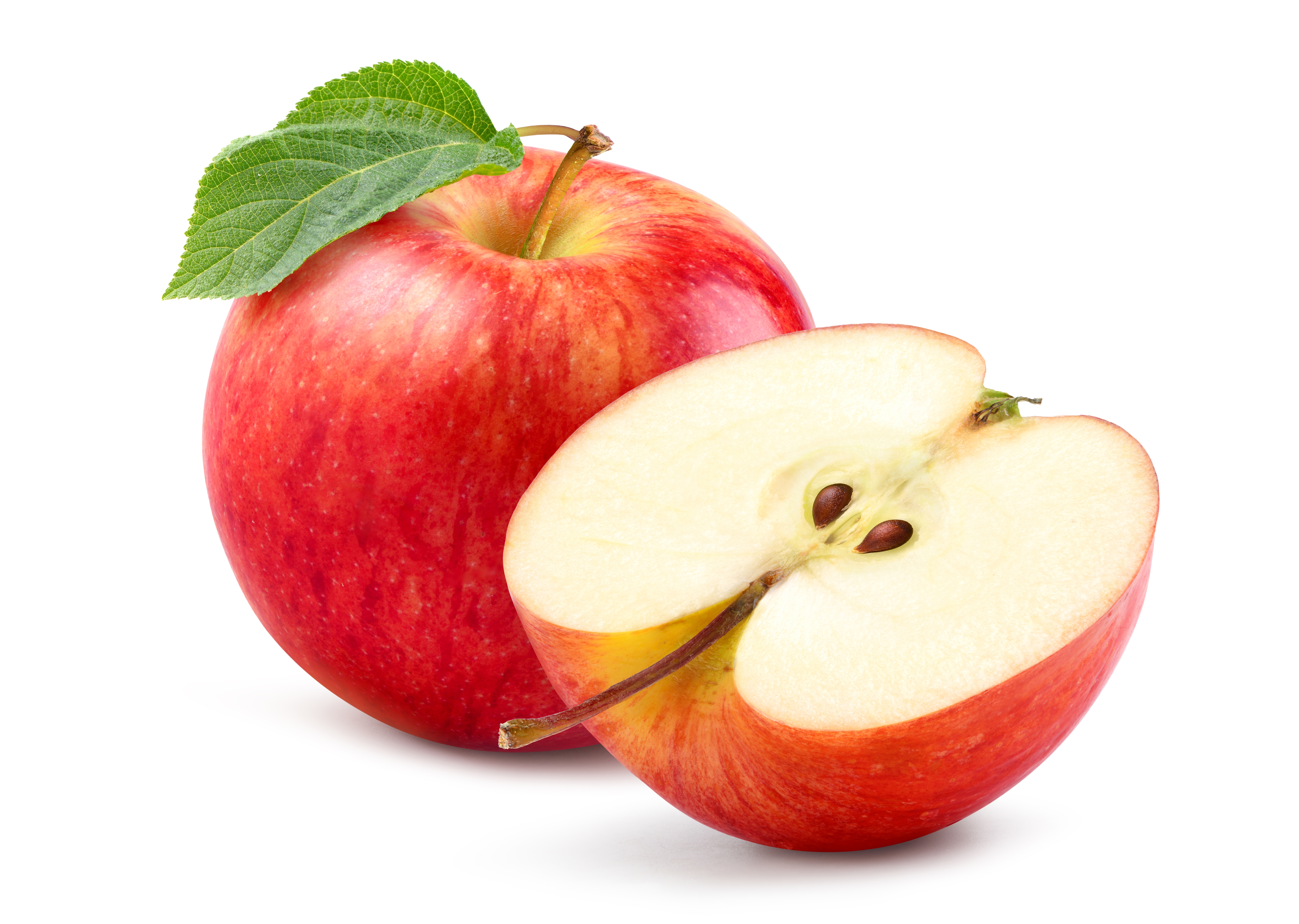Duas maçãs contra em um fundo branco.