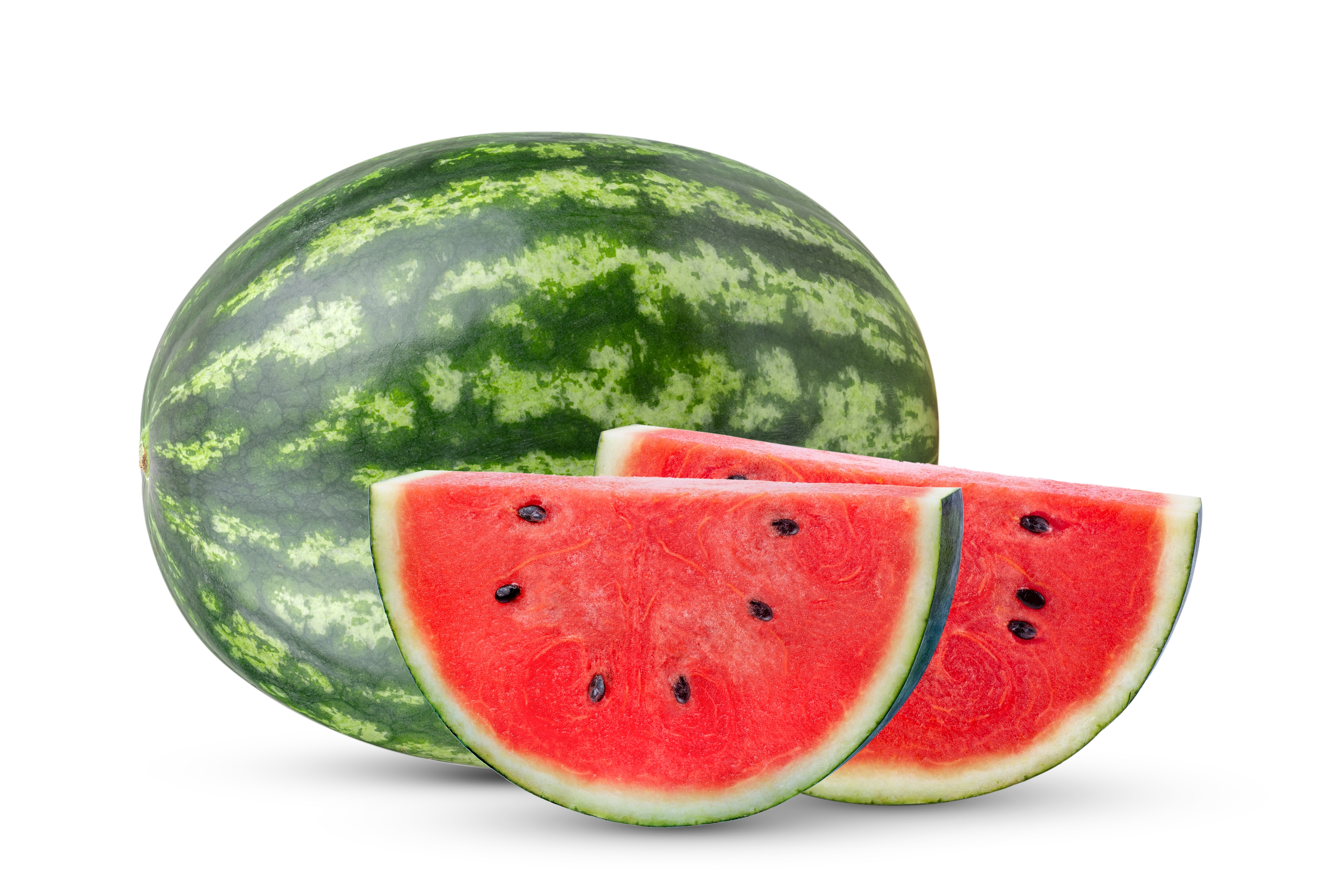 Uma melancia inteira e duas fatias em um fund branco.